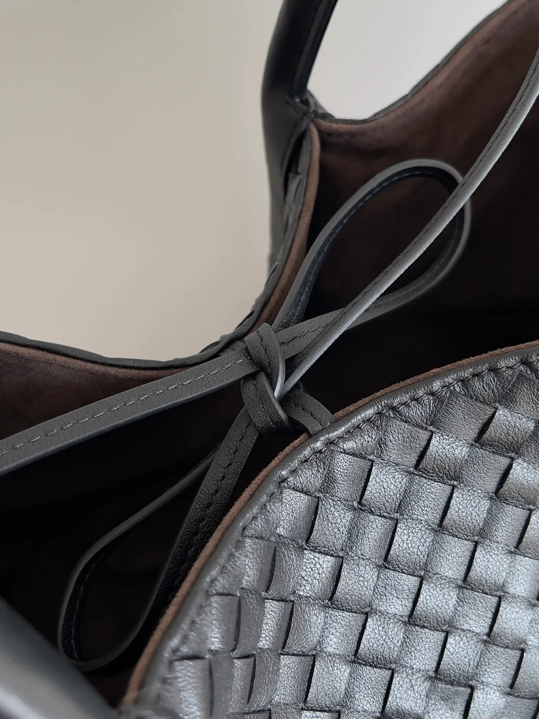 Batch 2660 Bottega Veneta 2025 new product PINACOTECA bag, iconic weaving process, skillfully crafted with 10mm Intrecciato process and equipped with suede lining. Four small strips of leather add character to the design and make the bag more stable. Relaxed yet sophisticated, casual yet refined, suede lining and double-sided design, suitable for shoulder and hand carry. The four straps can be adjusted into different shapes. One pack can be switched between two uses, easily integrating into your daily rhythm. Style number: 817166 Size: 43*23*17.5cm